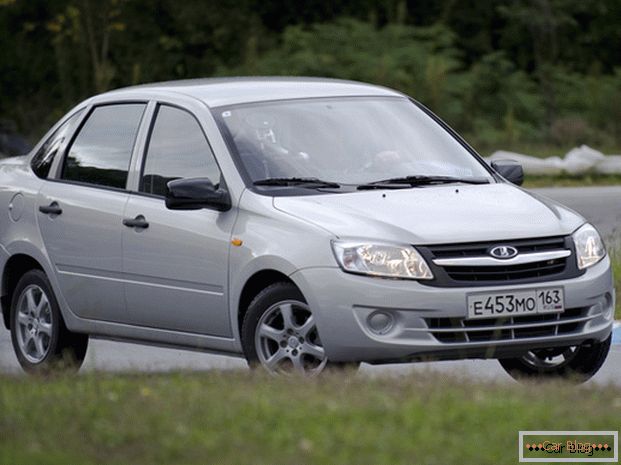 Os fabricantes de automóveis Lada Granta tentam levar em conta as necessidades dos motoristas russos