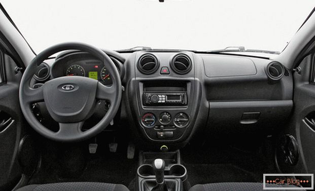 Guarnição interior do carro Lada Granta é feita de acordo com os cânones da indústria automobilística nacional