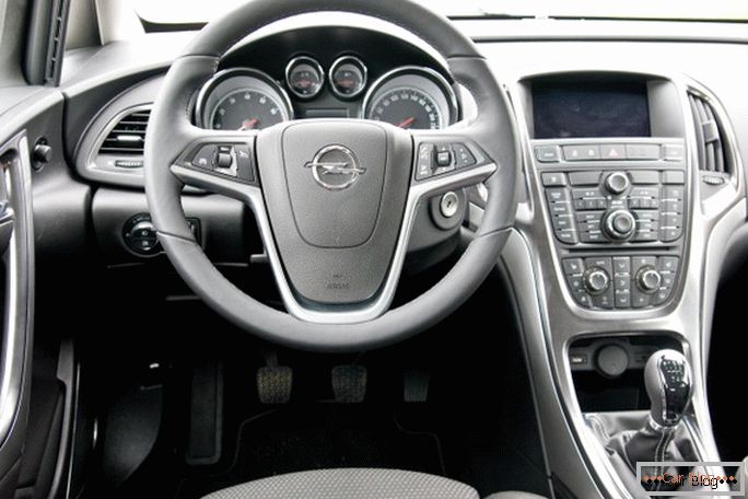 Dentro do carro Opel Astra