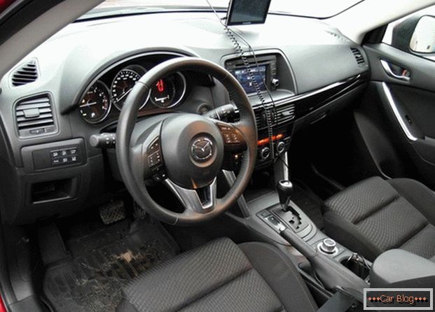 Carro Mazda CX-5, несмотря на эффектную внешность, имеет довольно невзрачный салон