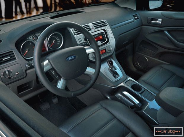 Interior do carro Ford Kuga наоборот более презентабелен в отличии от внешности автомобиля