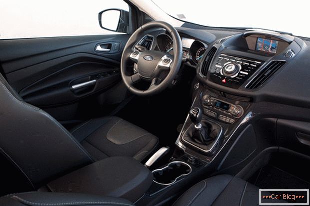 O Ford Kuga possui uma cabine espaçosa e confortável. 