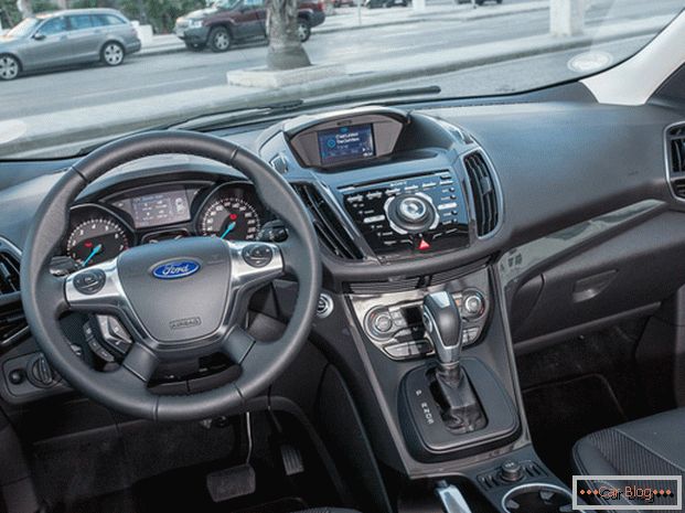 Ford Kuga possui a presença de elementos exóticos na cabine