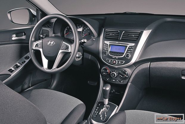 Dentro do carro Hyundai Solaris, você encontrará elementos de um interior moderno.