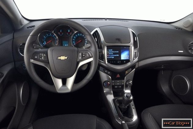 O interior do automóvel Chevrolet Cruze é famoso pelo seu conforto e confiabilidade