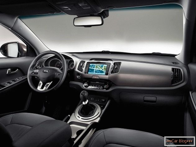 O interior do carro Kia Sporteydzh enfatiza o alto status do proprietário