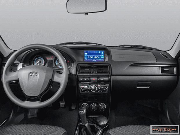 Cuidando da segurança dos consumidores, os fabricantes pela primeira vez forneceram ao Lada Priora um airbag