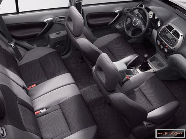 Dentro do carro Toyota Rav4 você espera assentos confortáveis ​​e peças arredondadas