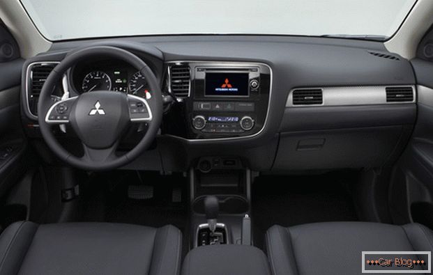 Dentro do carro Mitsubishi Outlander quase nada a reclamar