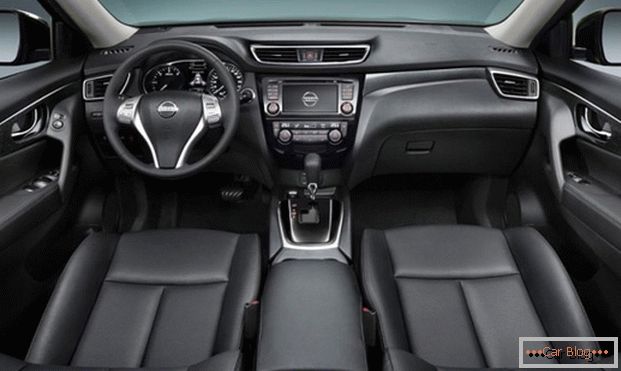 Carro Nissan X-Trail tem um salão espaçoso e confortável.