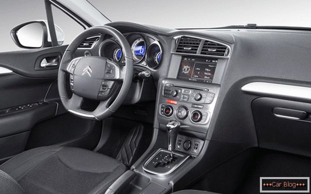 Materiais de alta qualidade e plástico macio - isso vai agradar o interior do carro Citroen C4