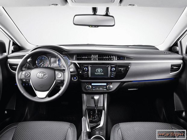 O interior do carro Toyota Corolla compensa as deficiências da visão da mola devido ao conforto atrás do volante