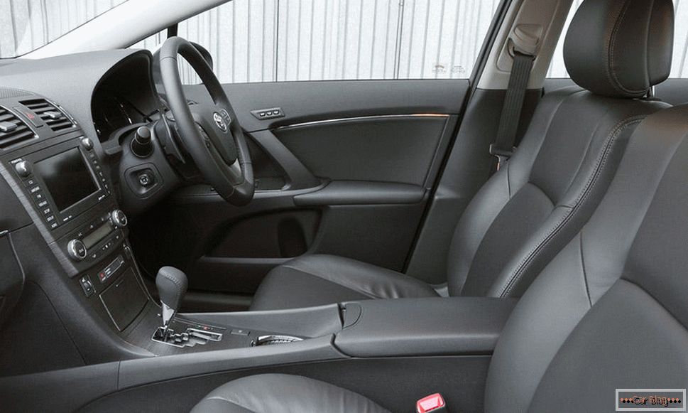 Dentro do carro Toyota Avensis