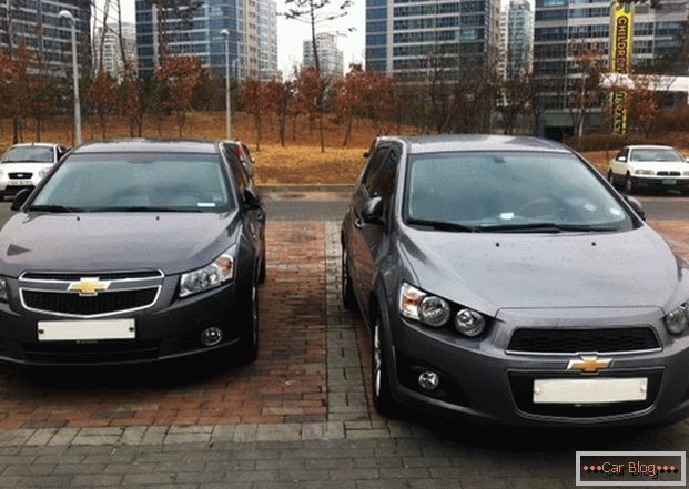 Carros na traseira de um hatchback Chevrolet Aveo e Chevrolet Cruze - o que escolher?