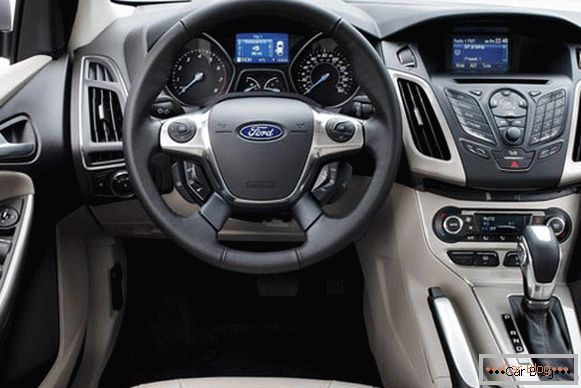 O interior do carro Ford Focus pode ser comparado com a cabine da aeronave