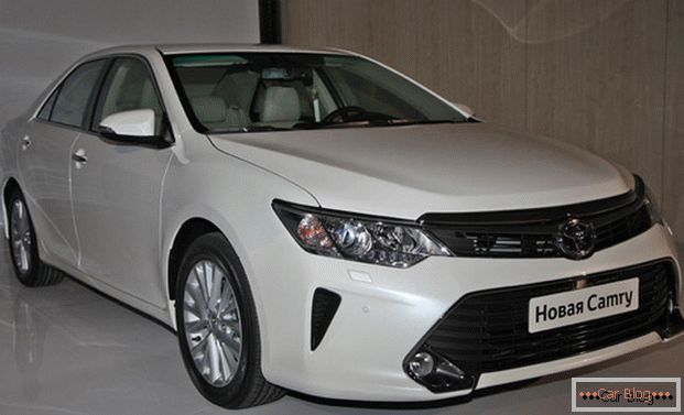 A aparência do carro Toyota Camry
