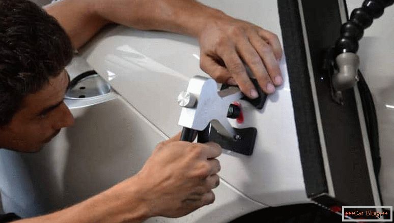 como fazer a remoção de amassados ​​no carro sem pintar as próprias mãos