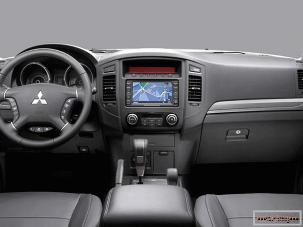 O Mitsubishi Pajero possui assentos estofados em couro com convenientes elementos de controle.