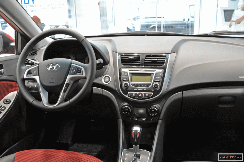 Interior do carro de Hyundai Solaris