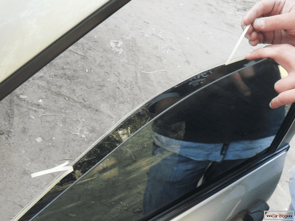 Instalando tingimento removível no vidro do carro