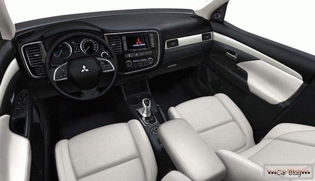 Dentro do carro Mitsubishi Outlander
