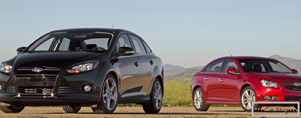 Ford Focus e Chevrolet Cruze - dois sedans com um personagem similar