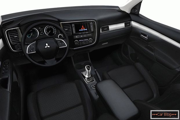 O interior do carro Mitsubishi Outlander é lacônico e confortável.