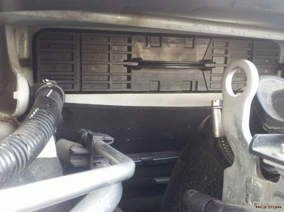 Substituir o filtro de cabine no Peugeot 408