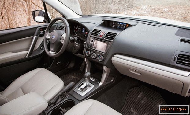 Dentro do carro Subaru Forester